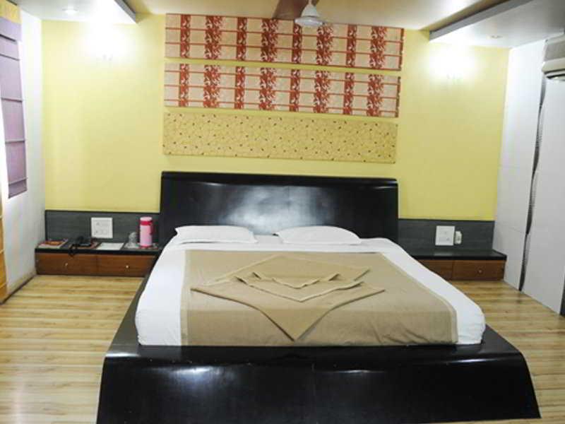 Neelkanth Paradise Hotel Ahmedabad Bagian luar foto