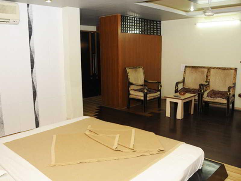 Neelkanth Paradise Hotel Ahmedabad Bagian luar foto