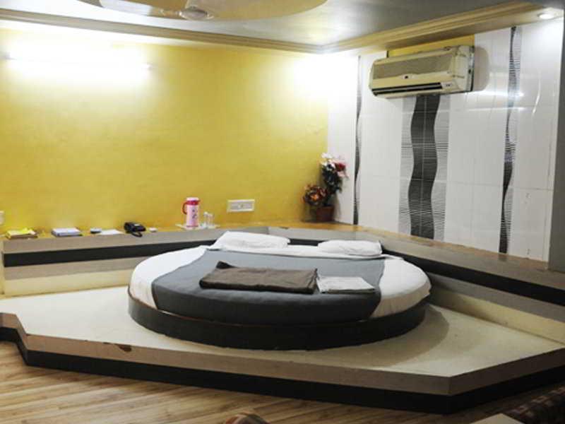 Neelkanth Paradise Hotel Ahmedabad Bagian luar foto