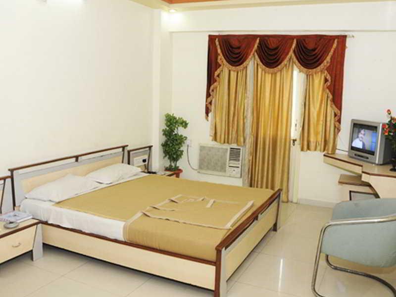 Neelkanth Paradise Hotel Ahmedabad Bagian luar foto