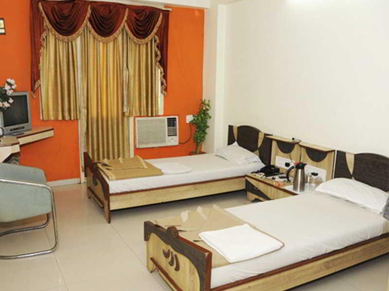 Neelkanth Paradise Hotel Ahmedabad Bagian luar foto