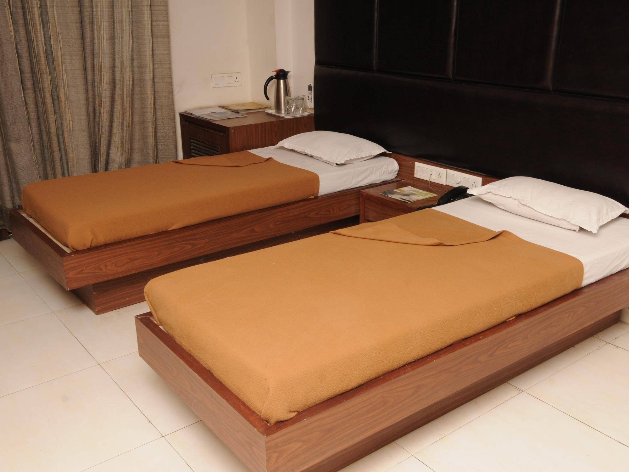 Neelkanth Paradise Hotel Ahmedabad Bagian luar foto